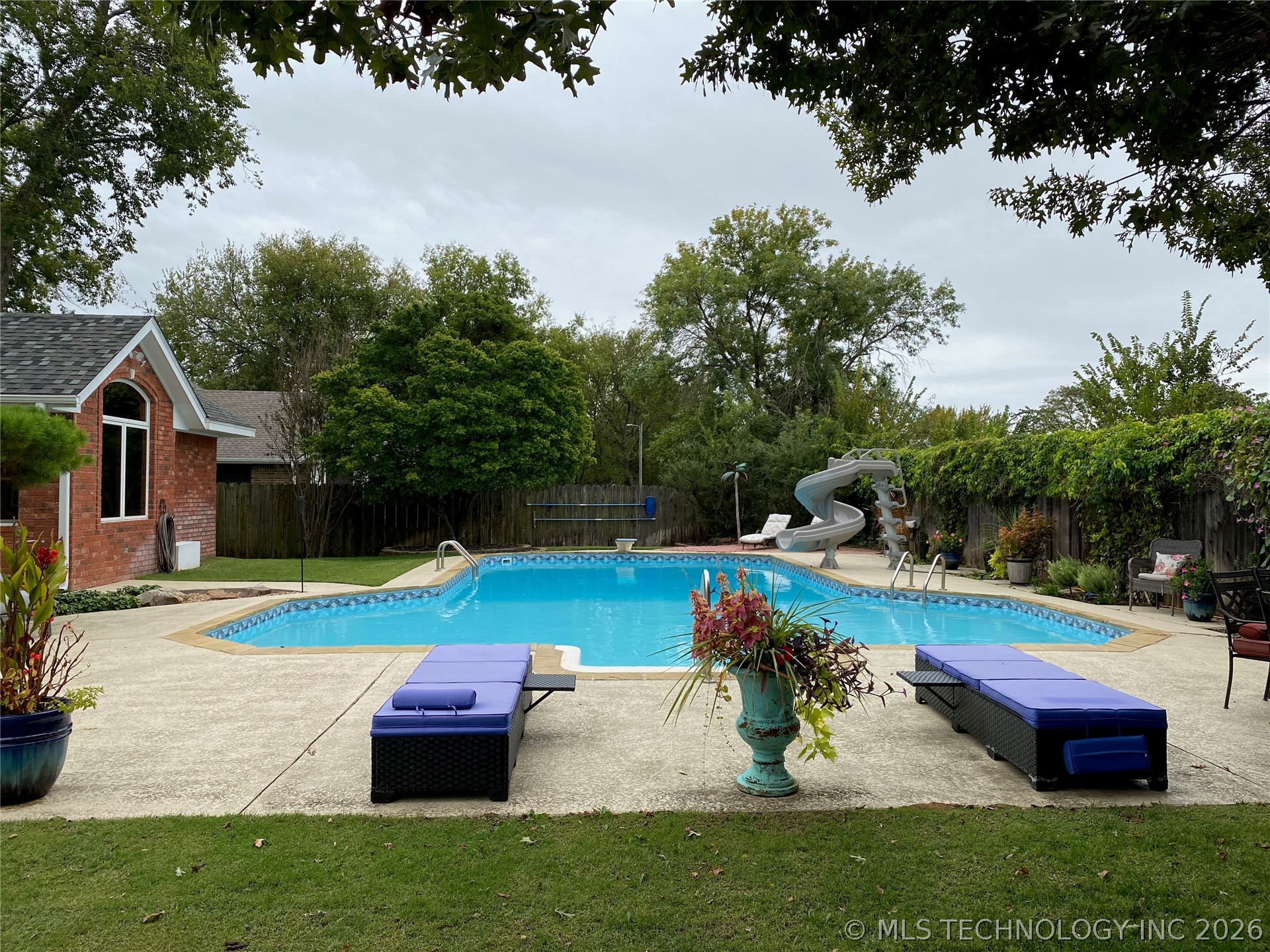 1023 Oak Property Photo 2