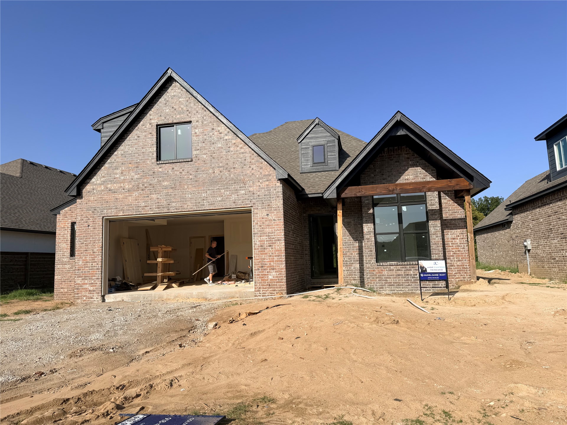 6812 S Umbrella Avenue Property Photo 1
