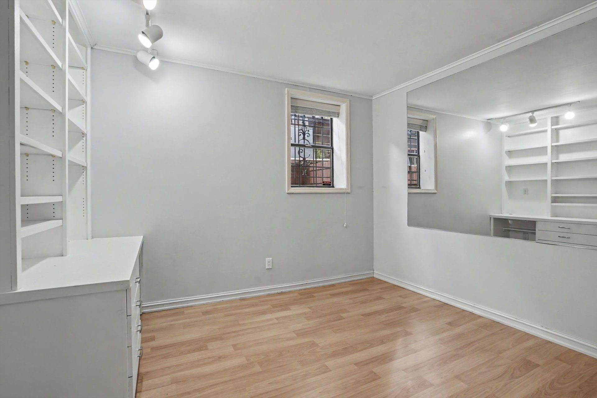 217 W 18th Street 16 Property Photo 37