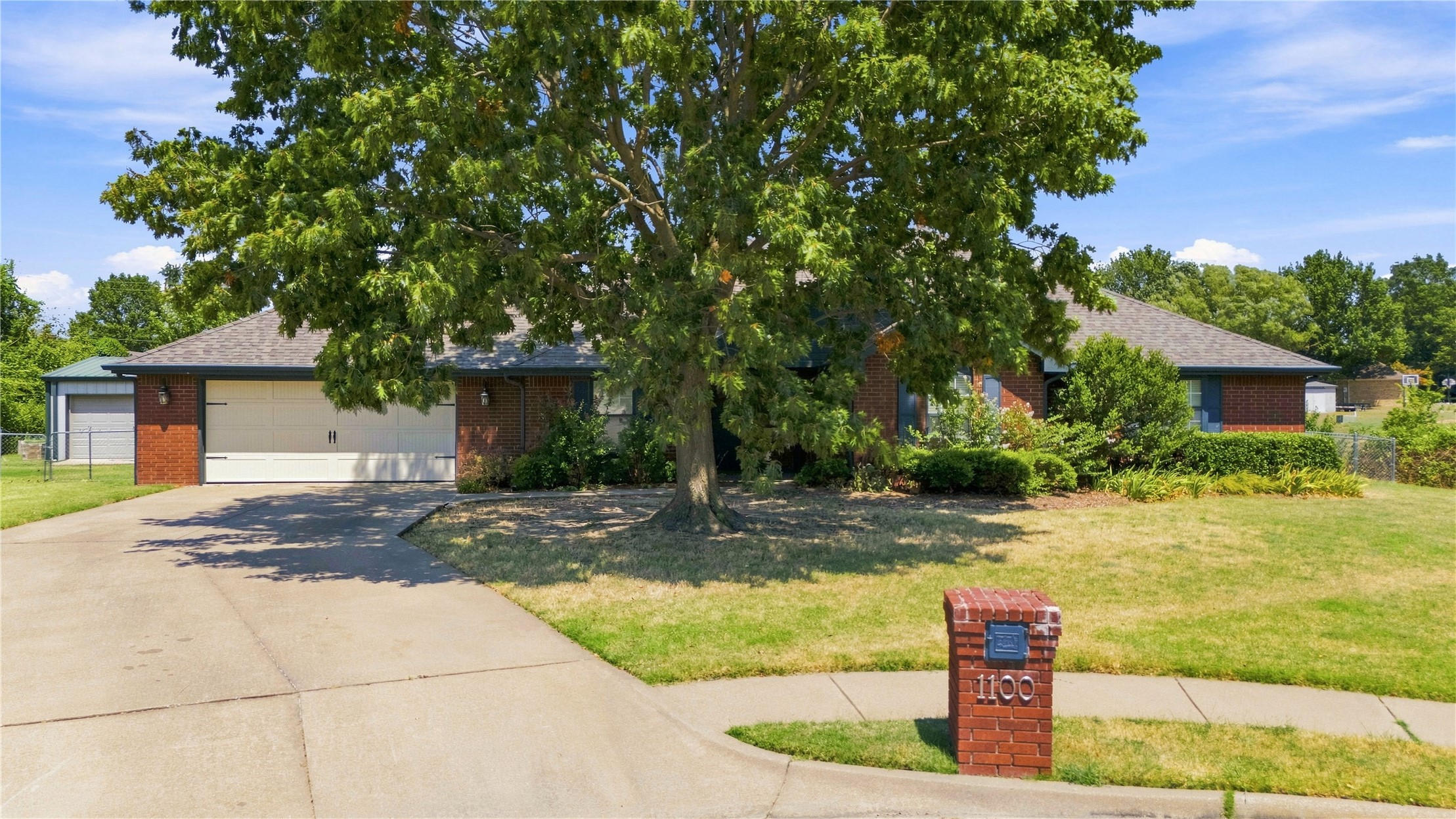 1100 Se Manor Drive Property Photo 1