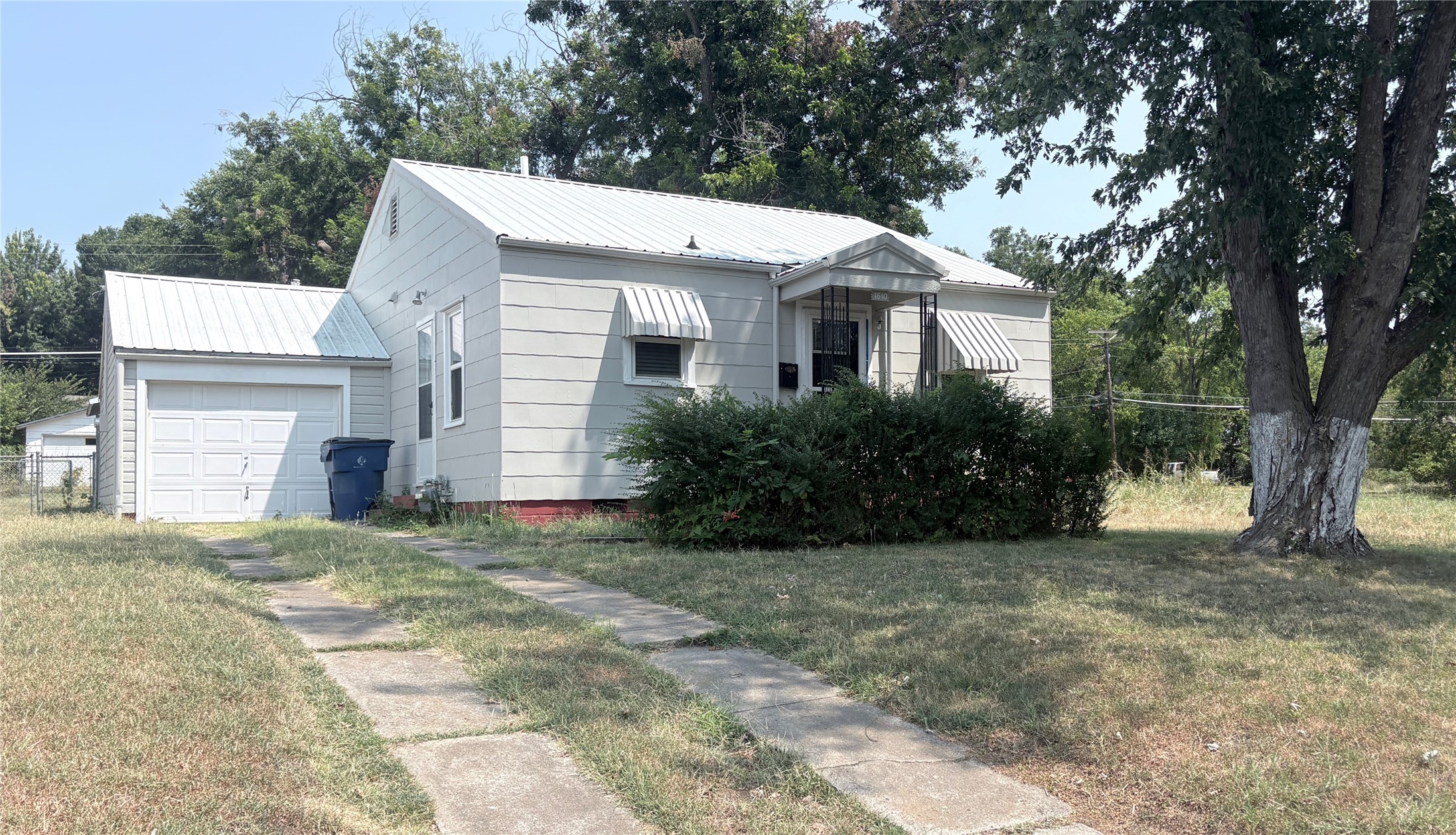 1610 Claremore Avenue Property Photo 1