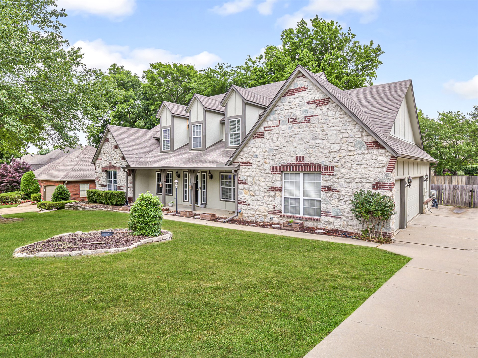 12512 18th Circle E Property Photo 4