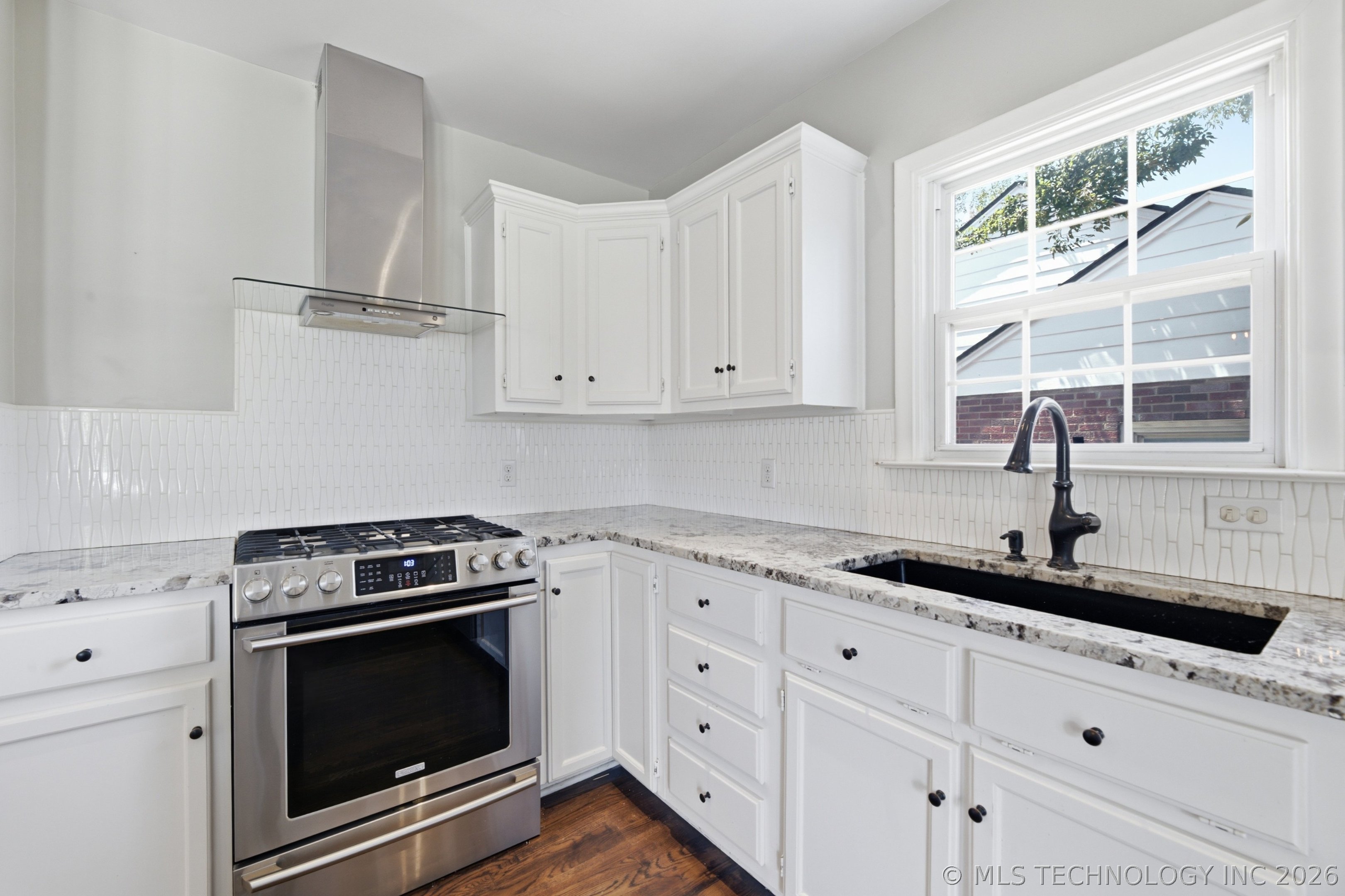 2611 E 18th Street Property Photo 9