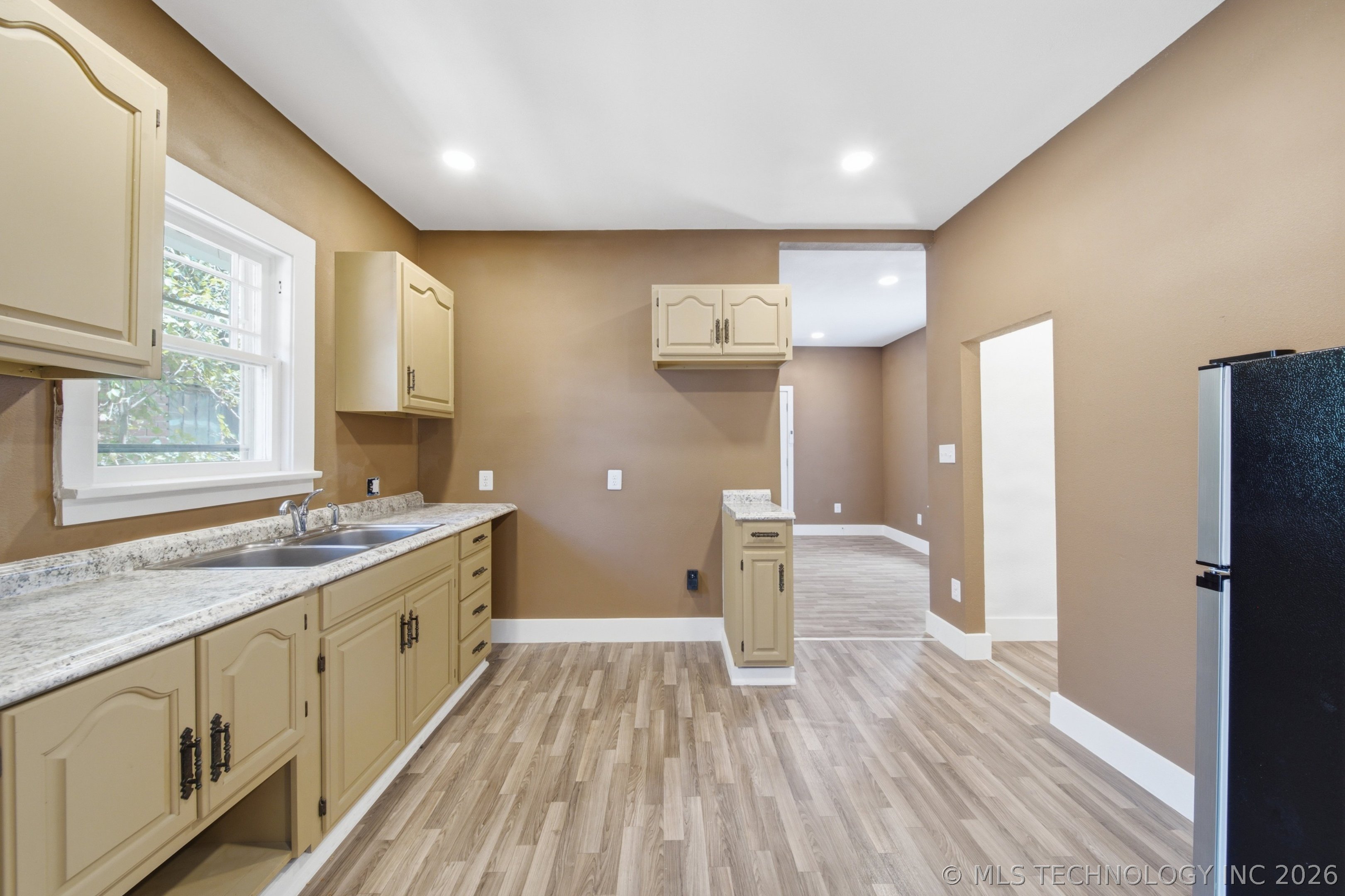 806 S Price Street Property Photo 9