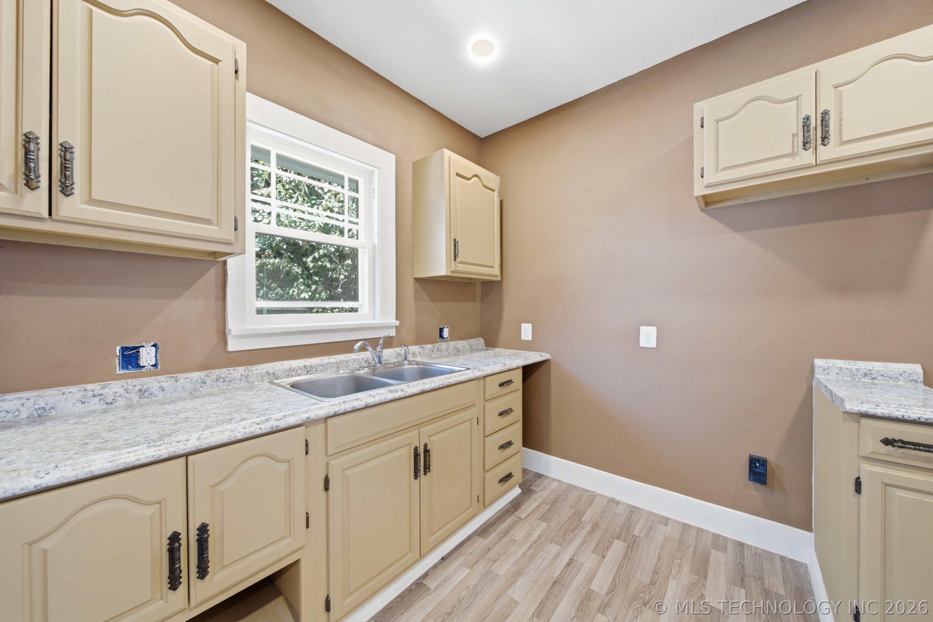 806 S Price Street Property Photo 10