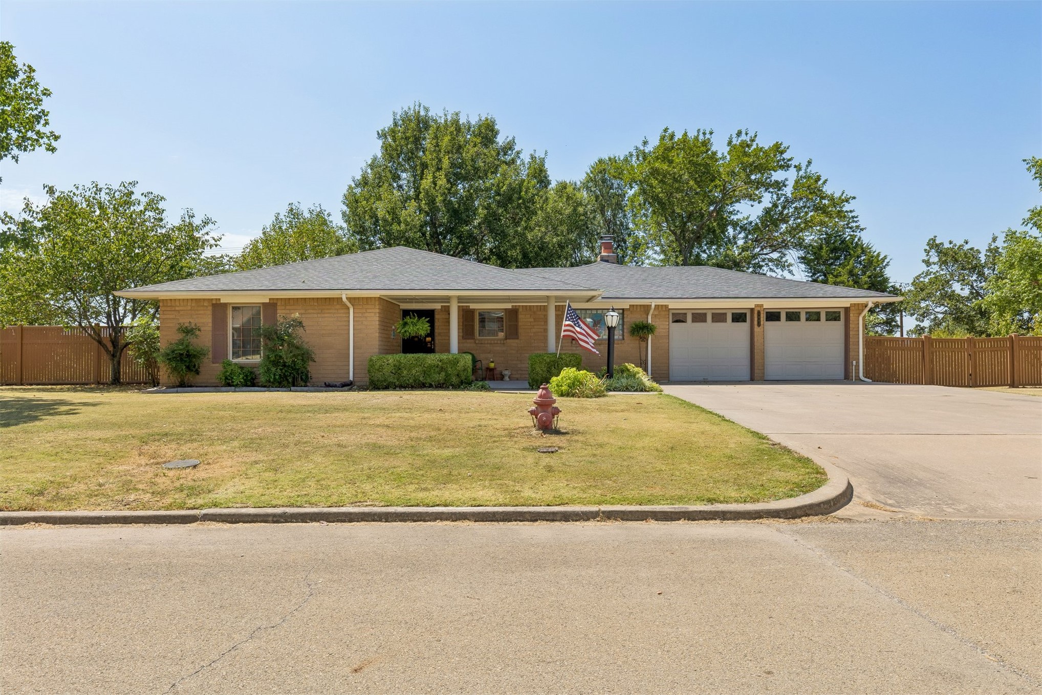 1002 Sunset Circle Property Photo 1