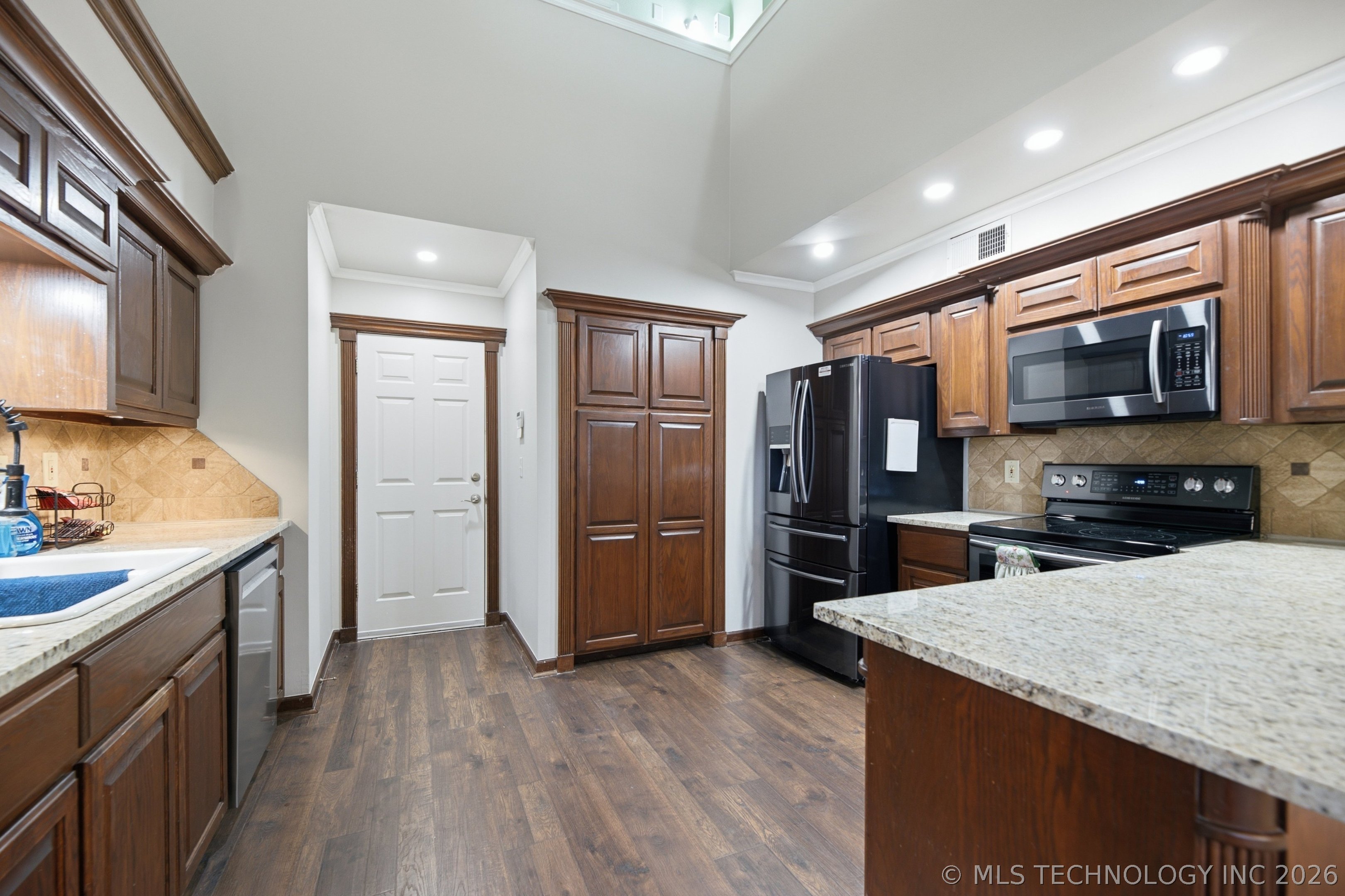 1334 E 48th Street Property Photo 7