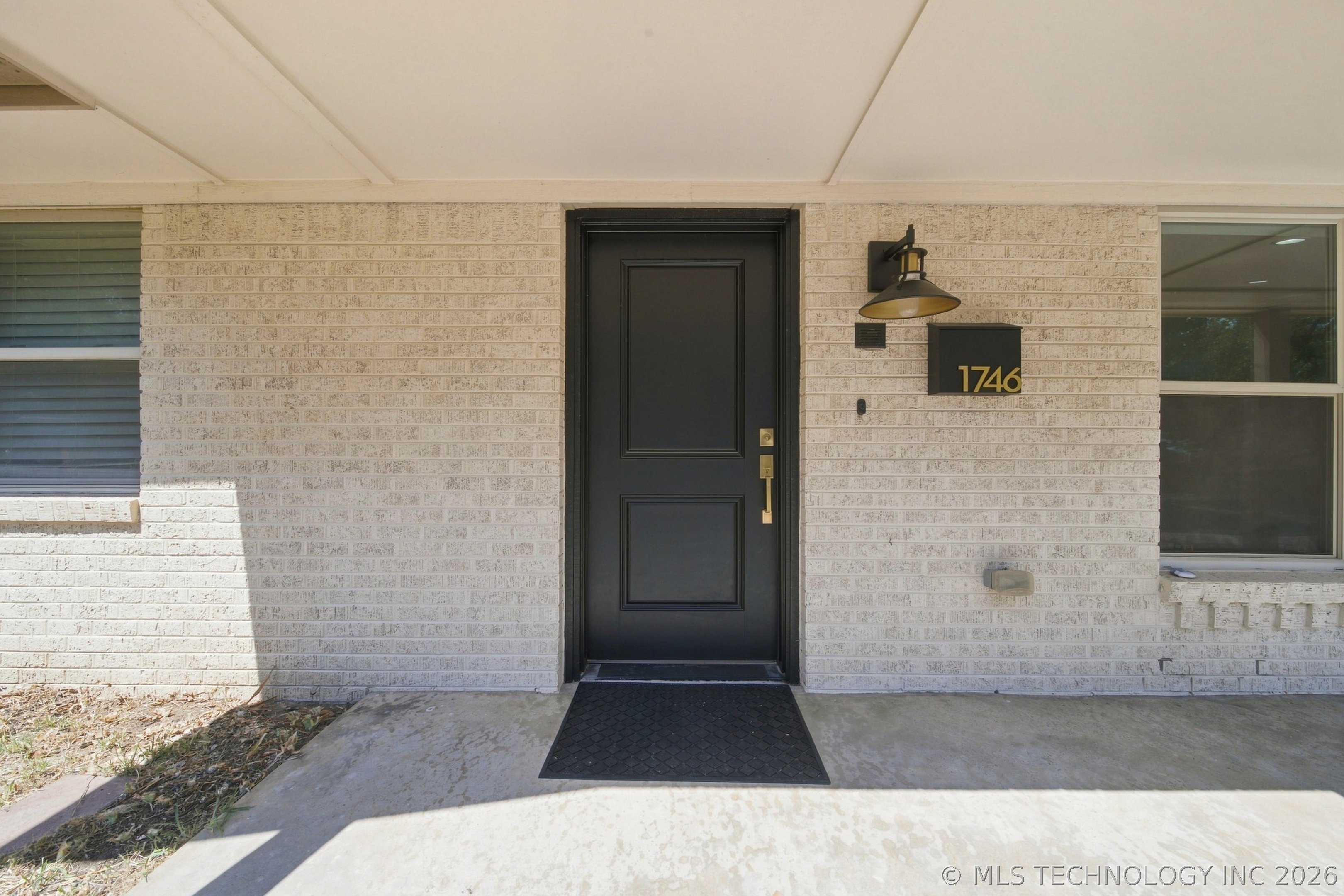 1746 S Erie Place Property Photo 4
