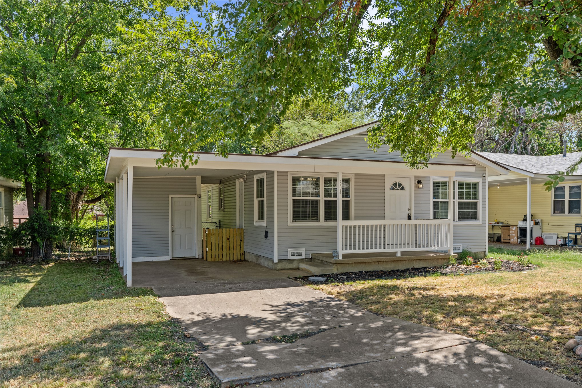 604 Se Greystone Avenue Property Photo 2