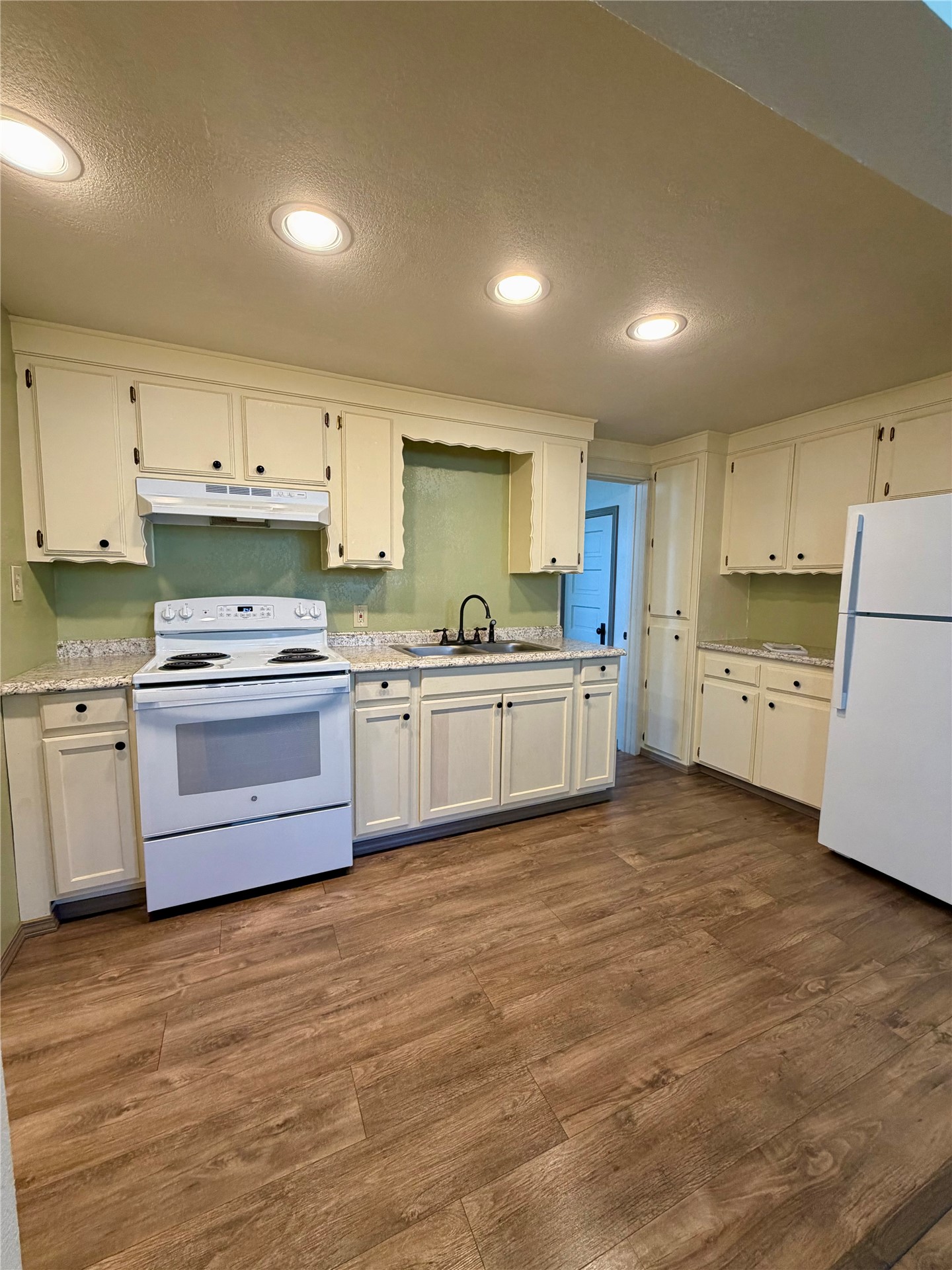 406 E Osage Street Property Photo 7