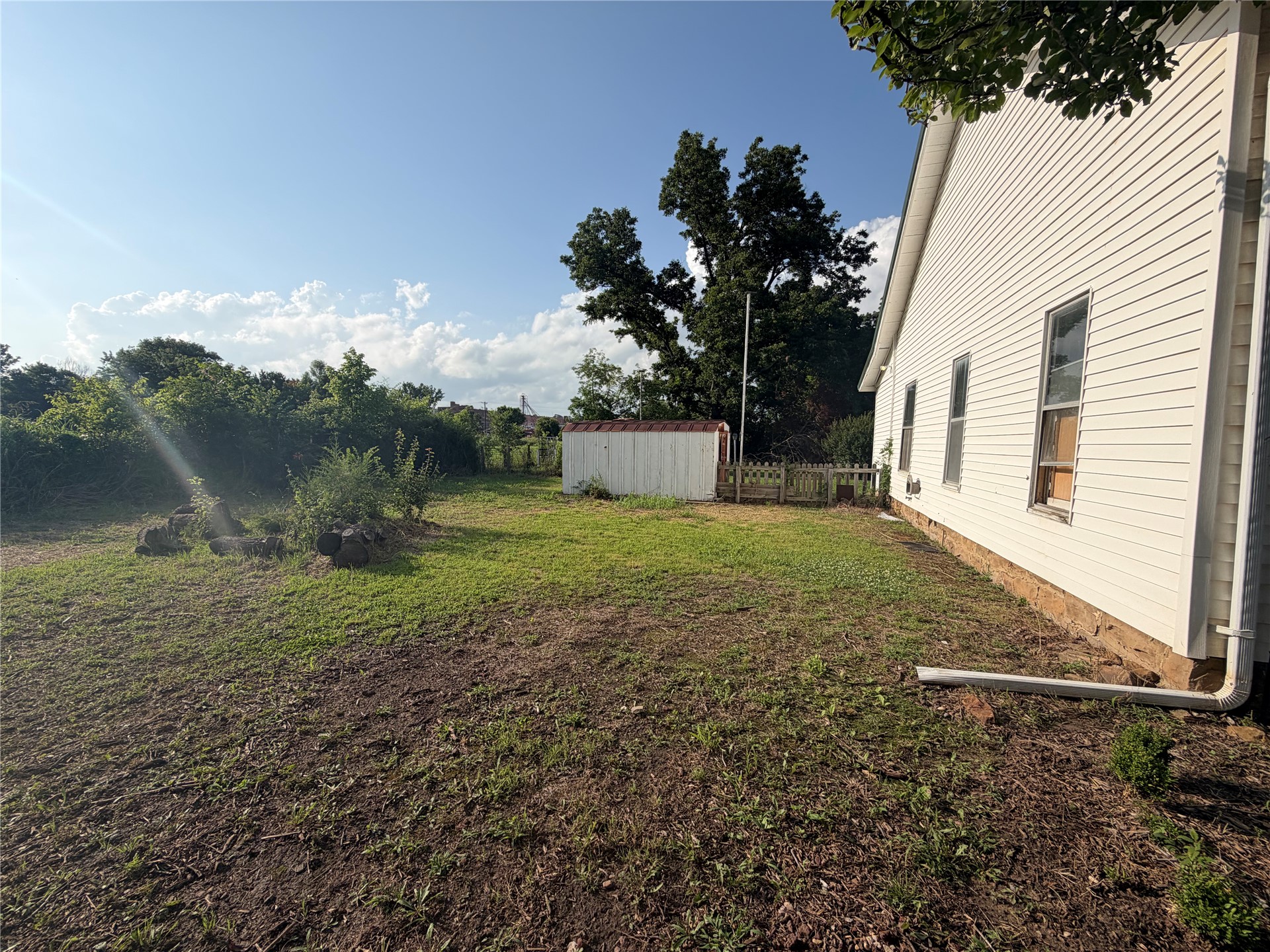 233 E 3rd Street E Property Photo 4
