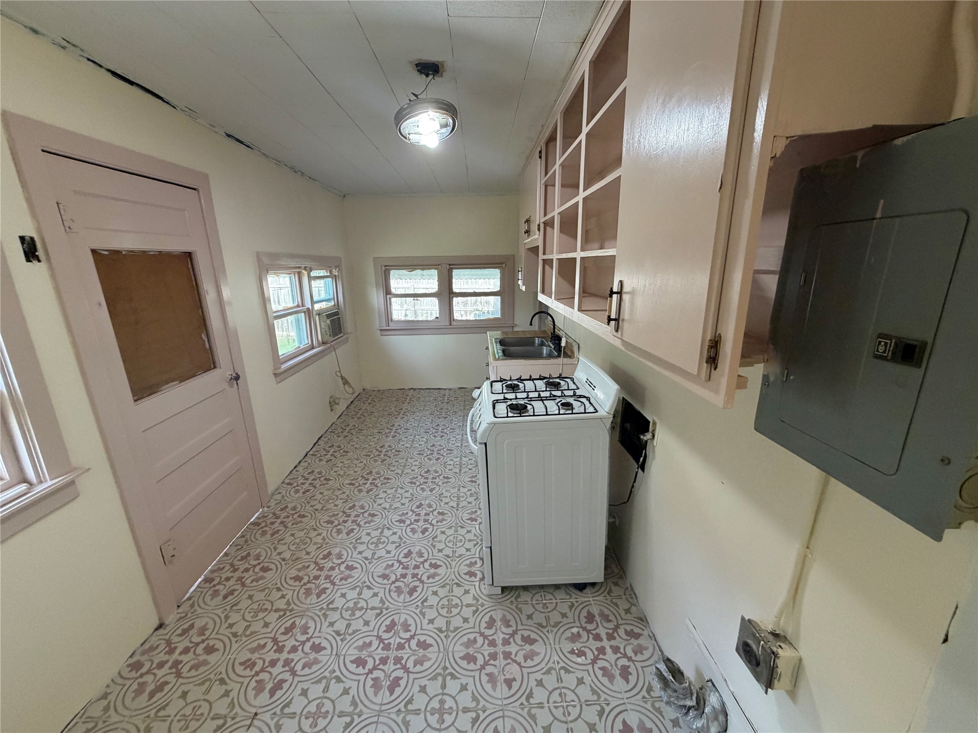 233 E 3rd Street E Property Photo 16