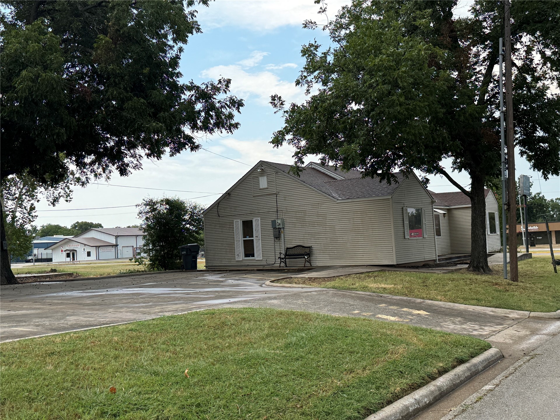 1408 W Broadway Street Property Photo 4