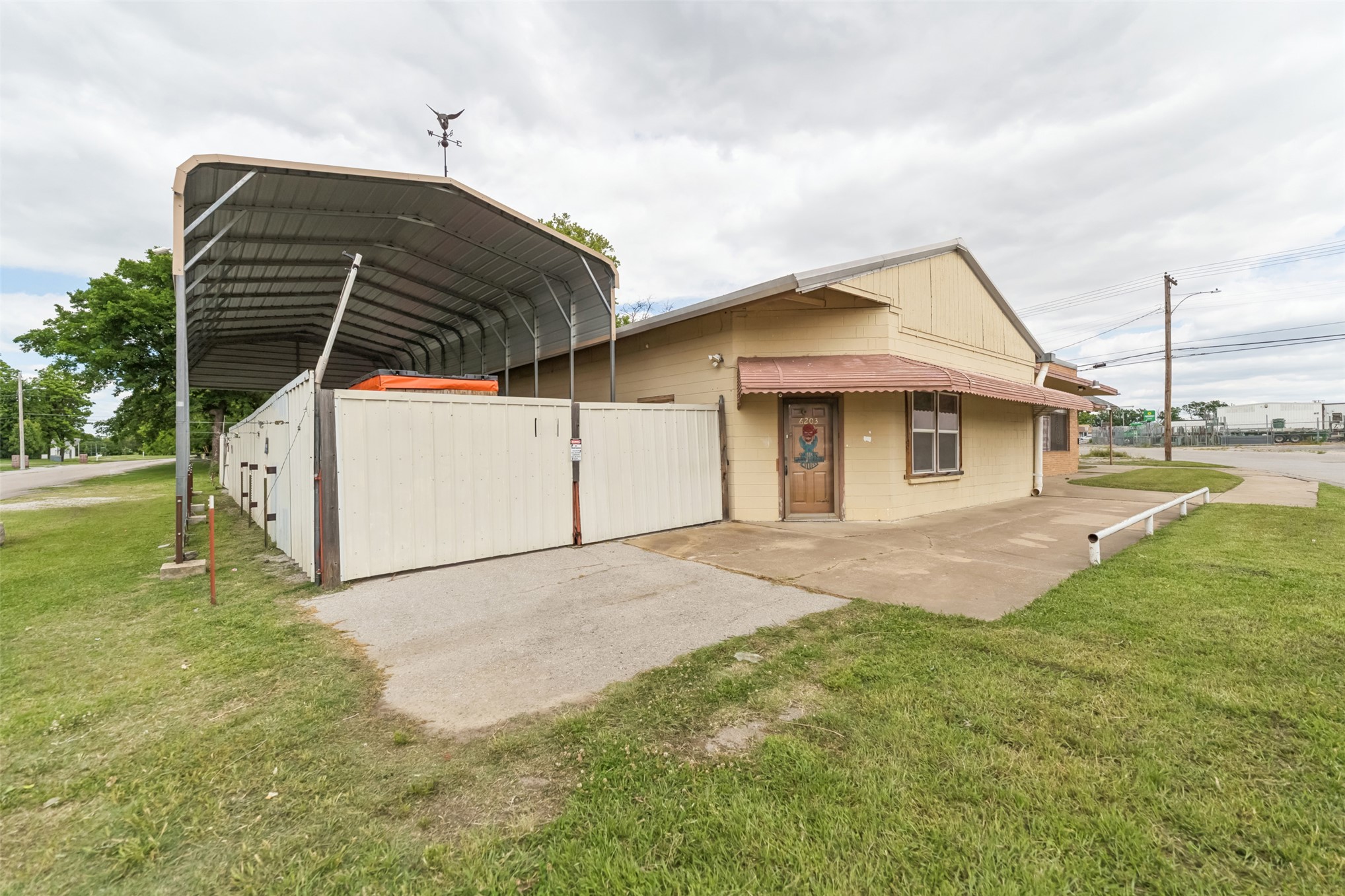6205 E Tecumseh Street Property Photo 2