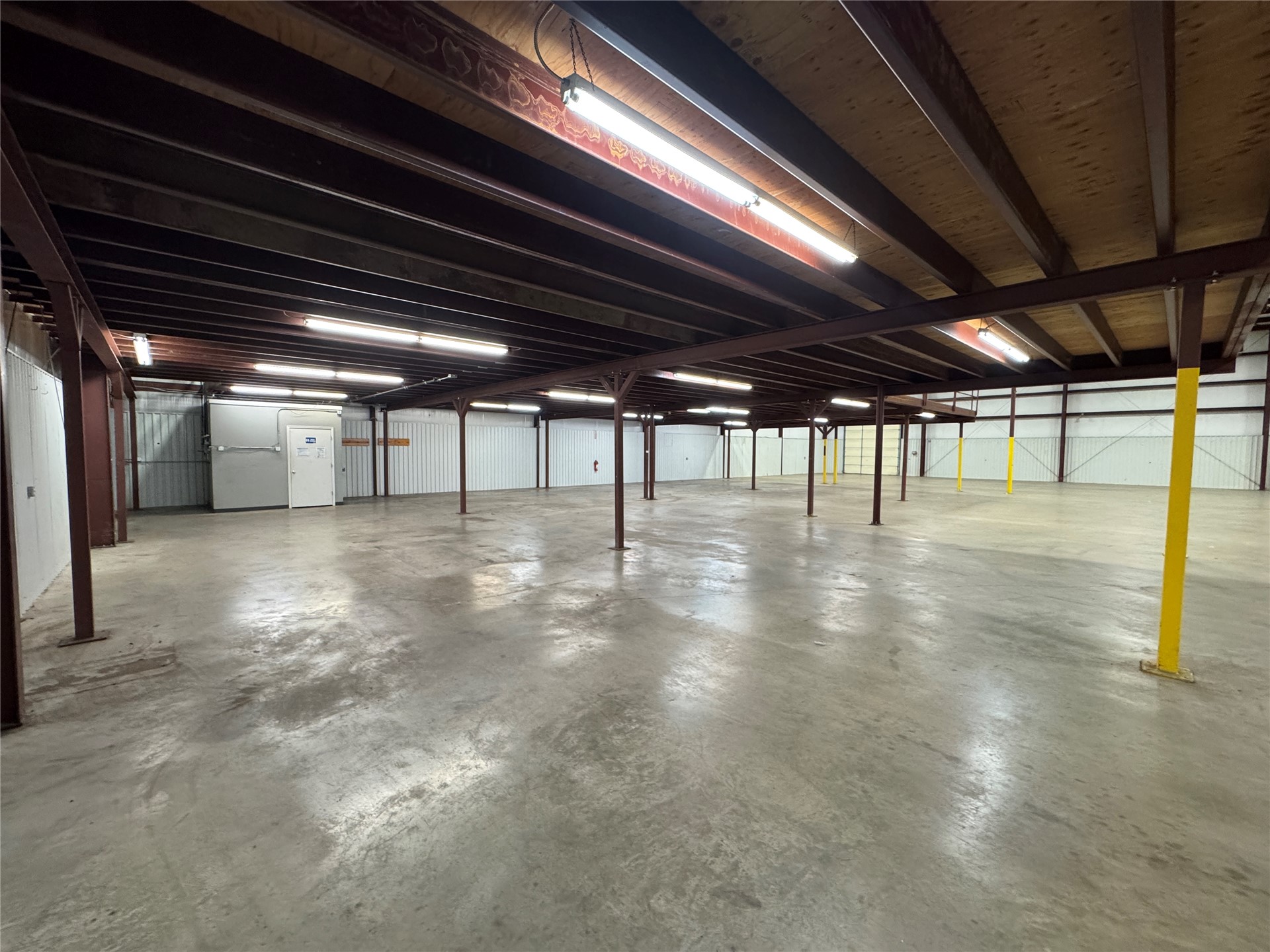 215 E 9th Street Property Photo 24