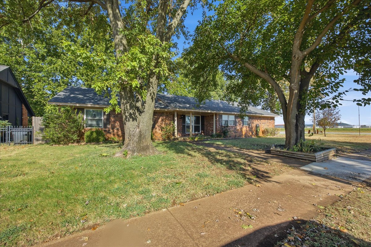 1024 N Forest Place Property Photo 2