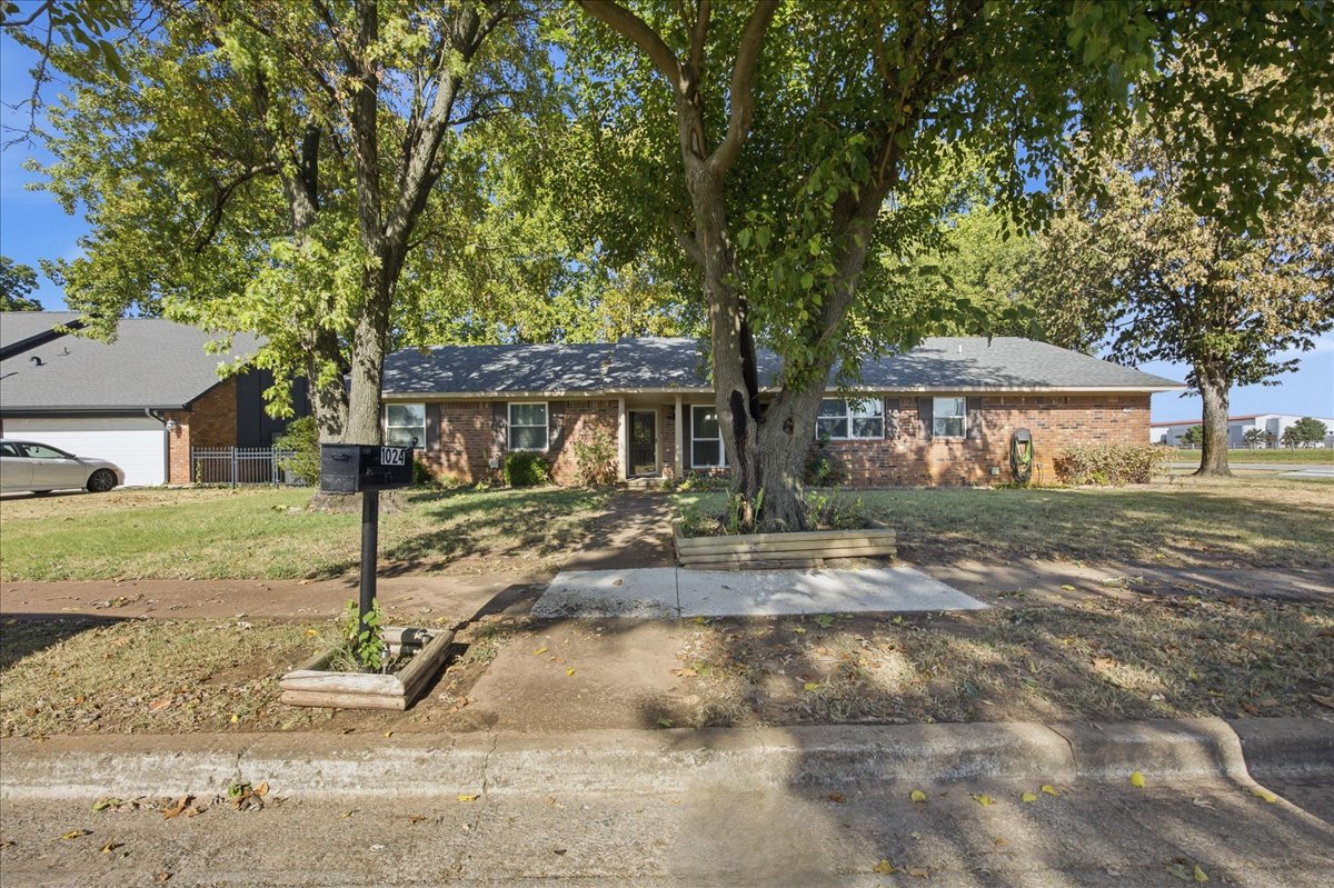 1024 N Forest Place Property Photo 3