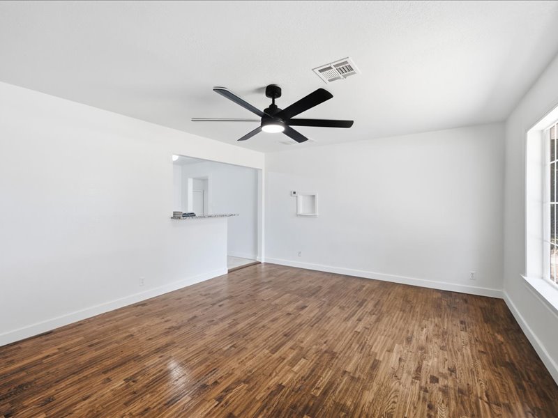 102 W 43rd Street S Property Photo 6