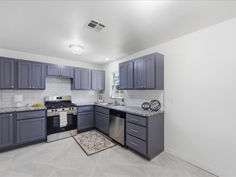 102 W 43rd Street S Property Photo 10