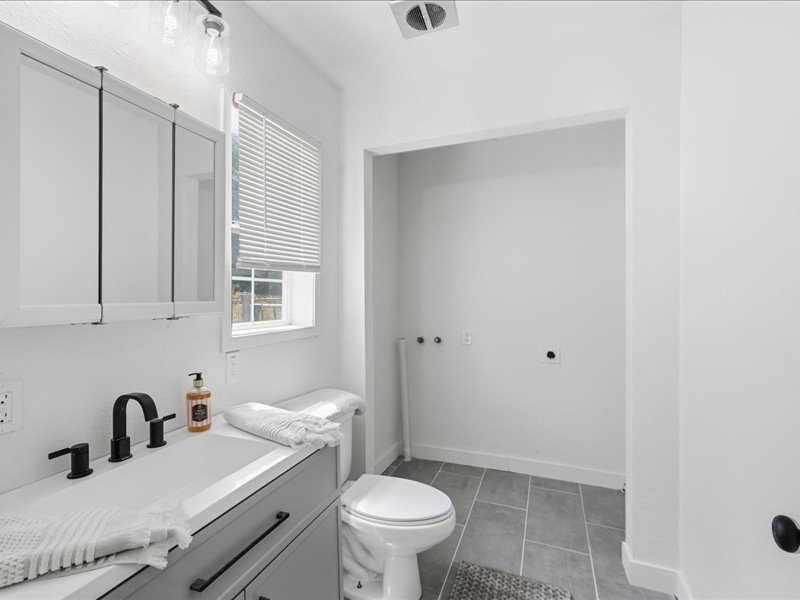 102 W 43rd Street S Property Photo 13