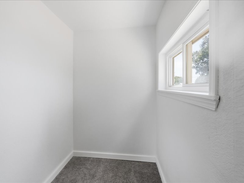 102 W 43rd Street S Property Photo 16