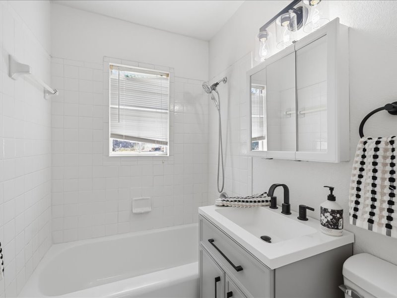 102 W 43rd Street S Property Photo 19
