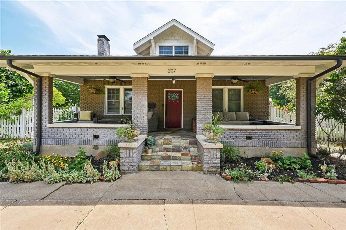 207 S Montclair Avenue Property Photo 1