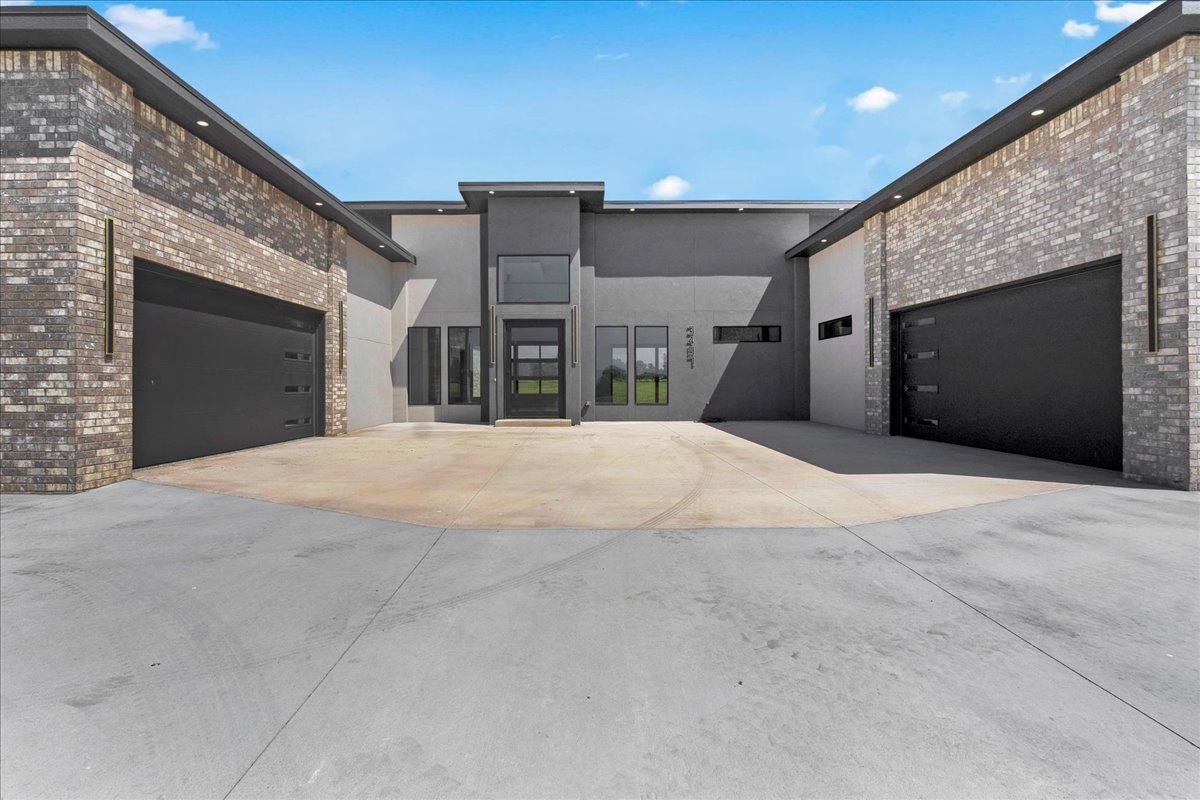 3497 E 400 Road Property Photo 2