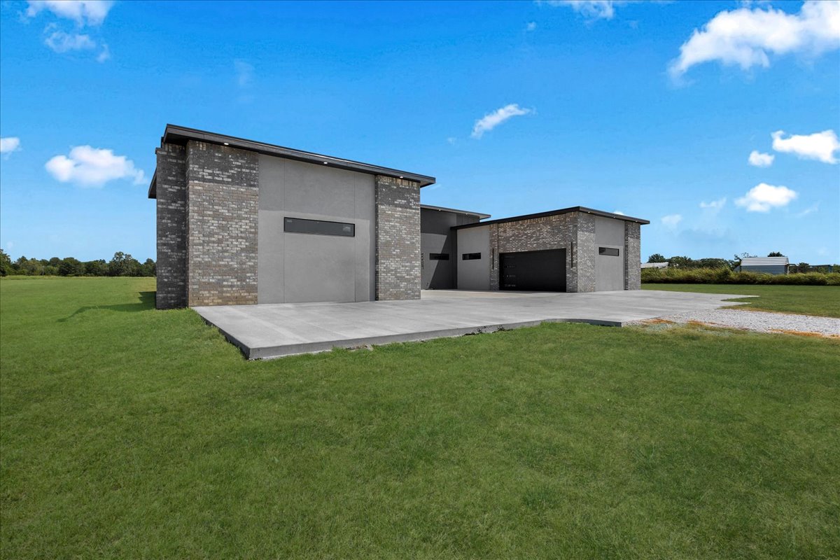 3497 E 400 Road Property Photo 3
