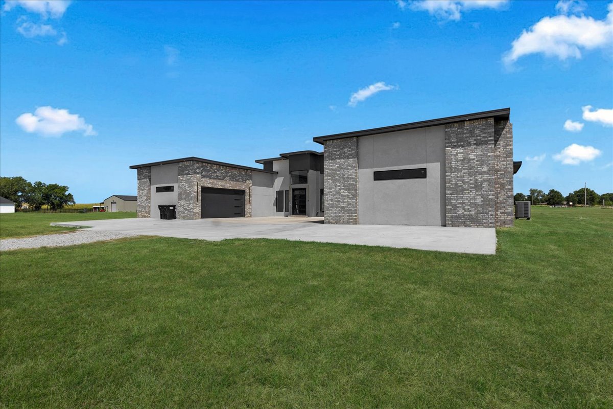 3497 E 400 Road Property Photo 4