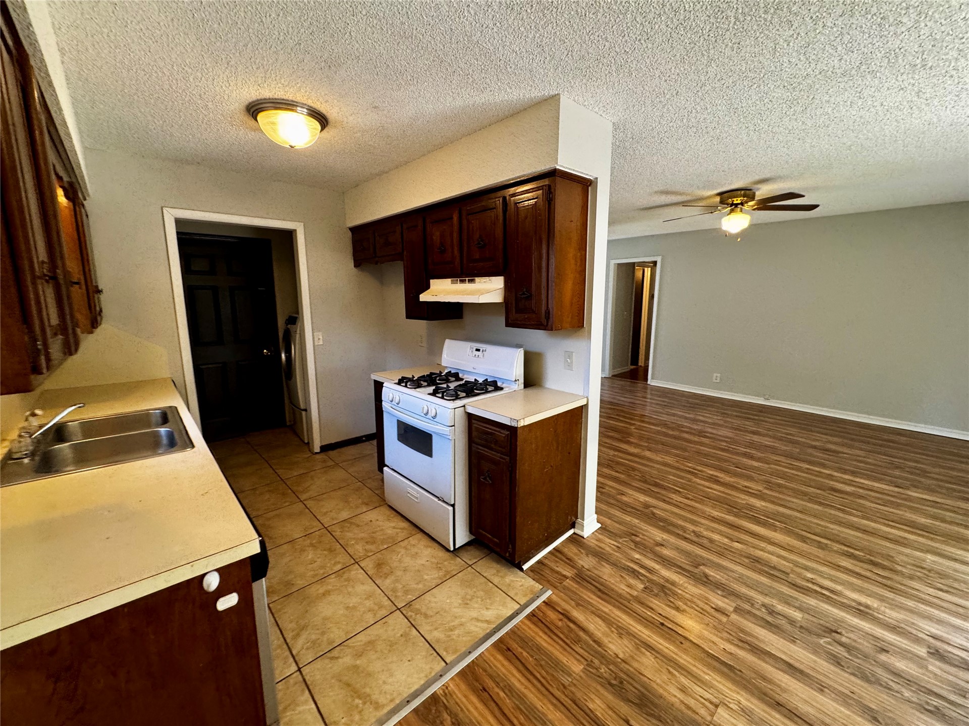 11552 E 27th Court Property Photo 8