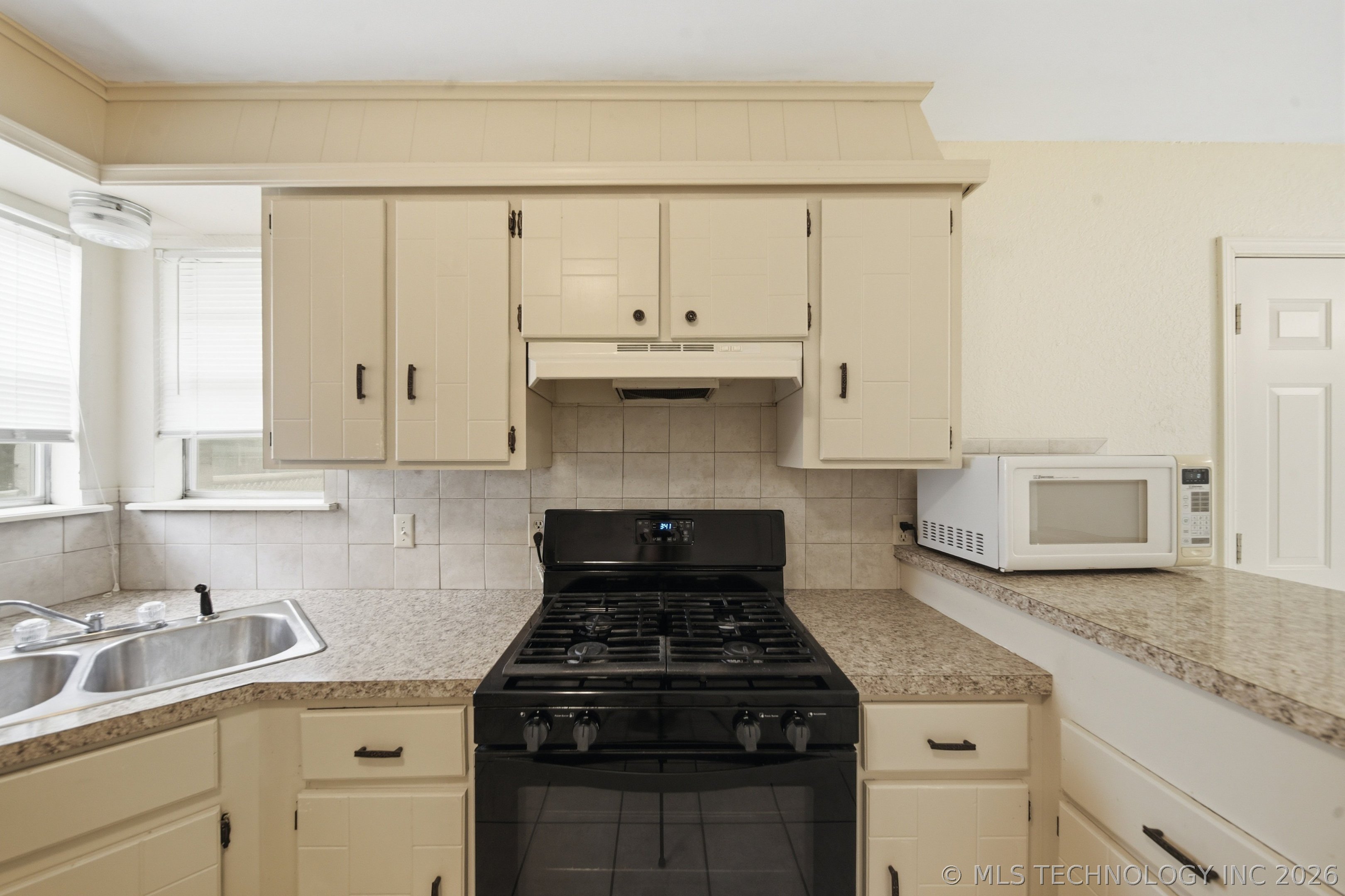 4325 S Elm Street Property Photo 16