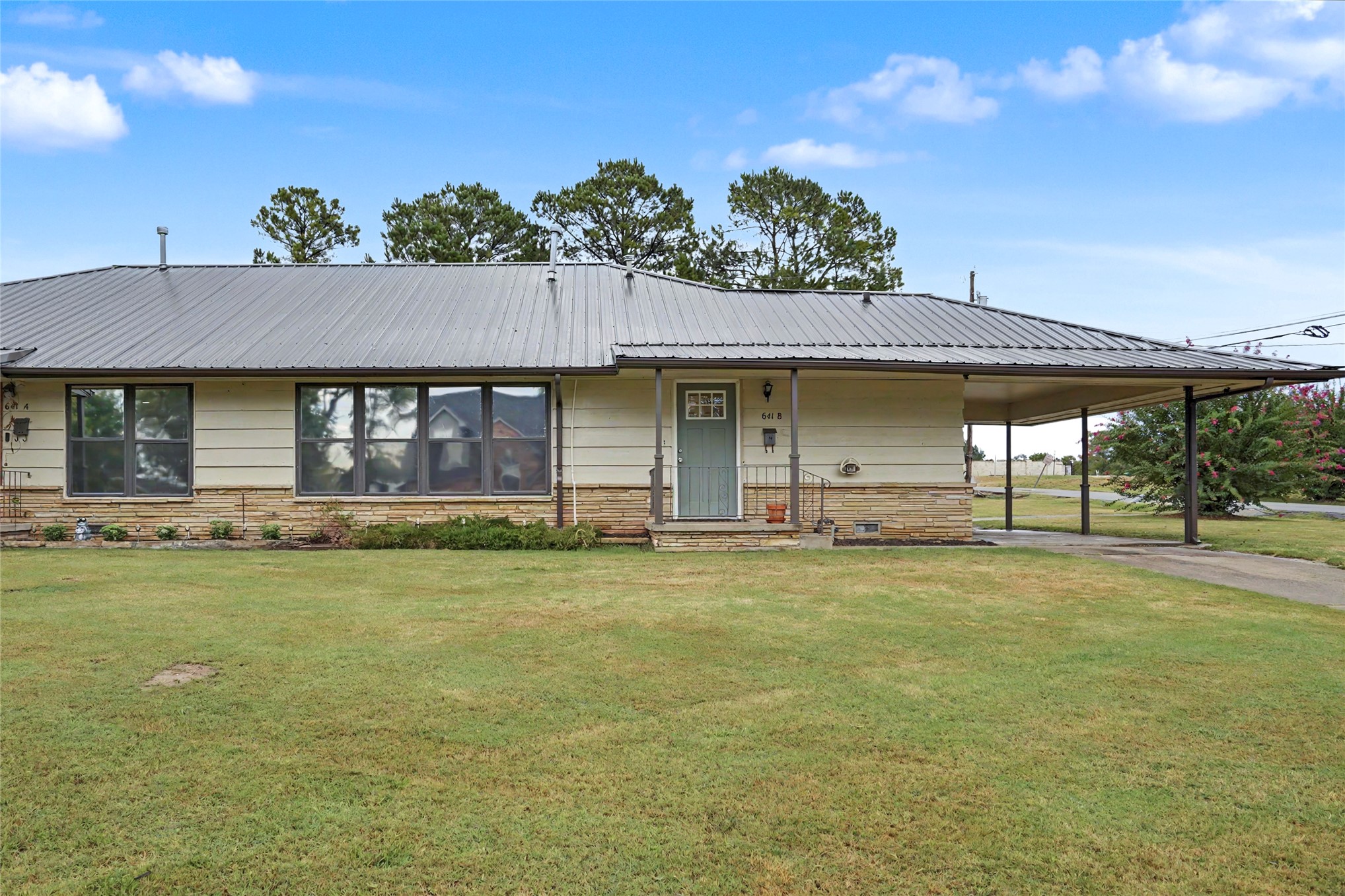 641 Apple Street Property Photo 3