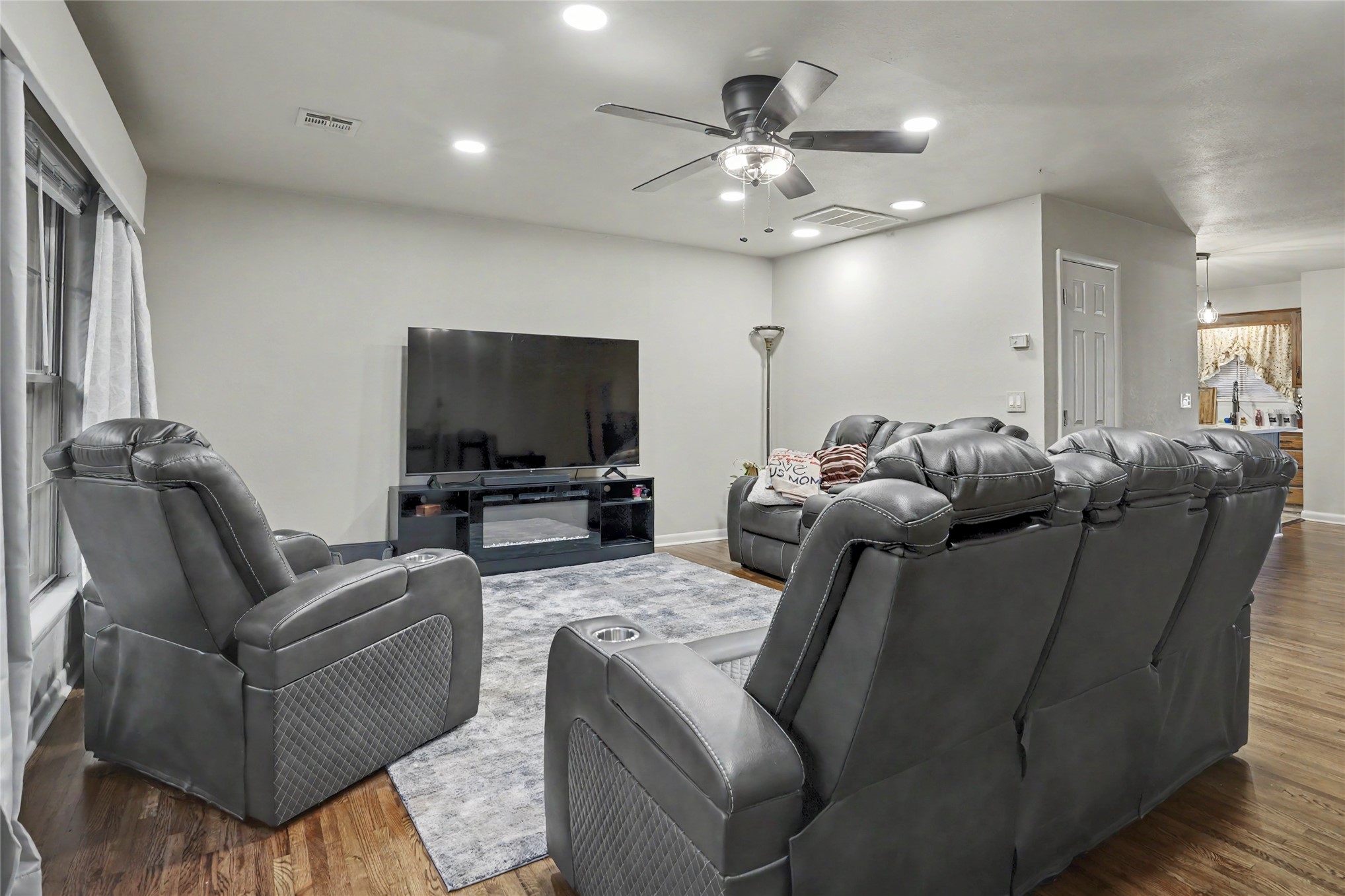 641 Apple Street Property Photo 4