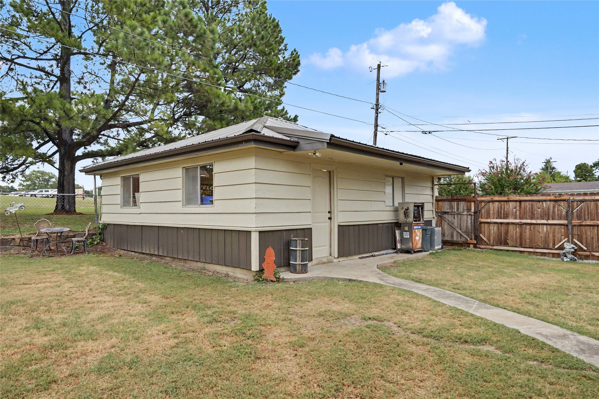 641 Apple Street Property Photo 36