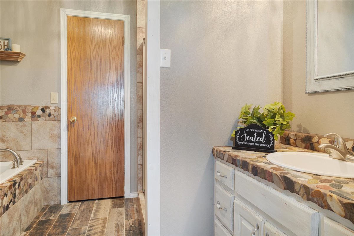1205 N 4360 Road Property Photo 24