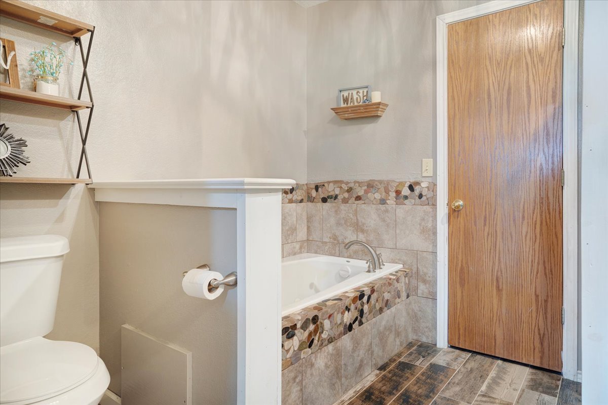 1205 N 4360 Road Property Photo 25