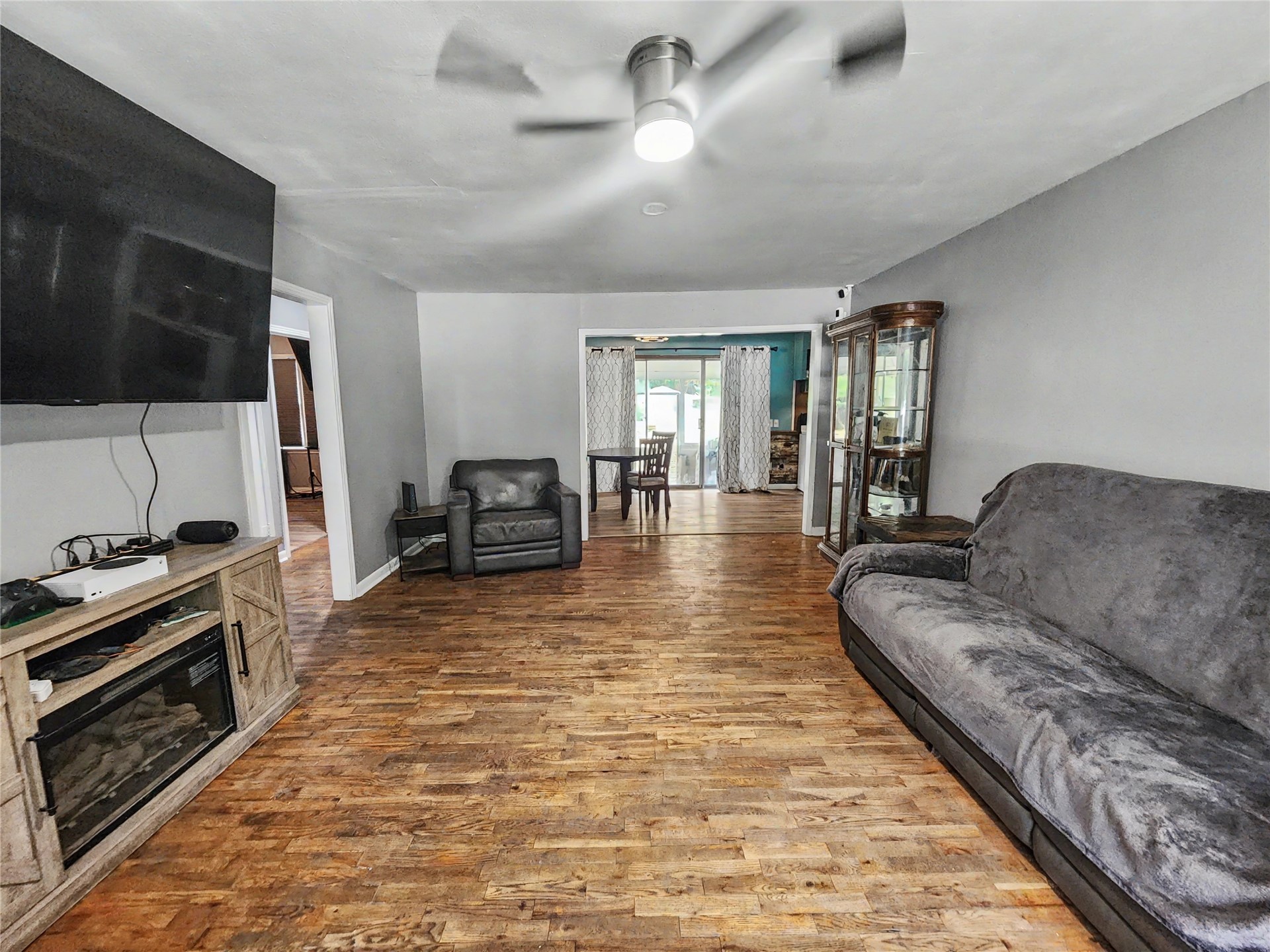 1100 S State Avenue Property Photo 7
