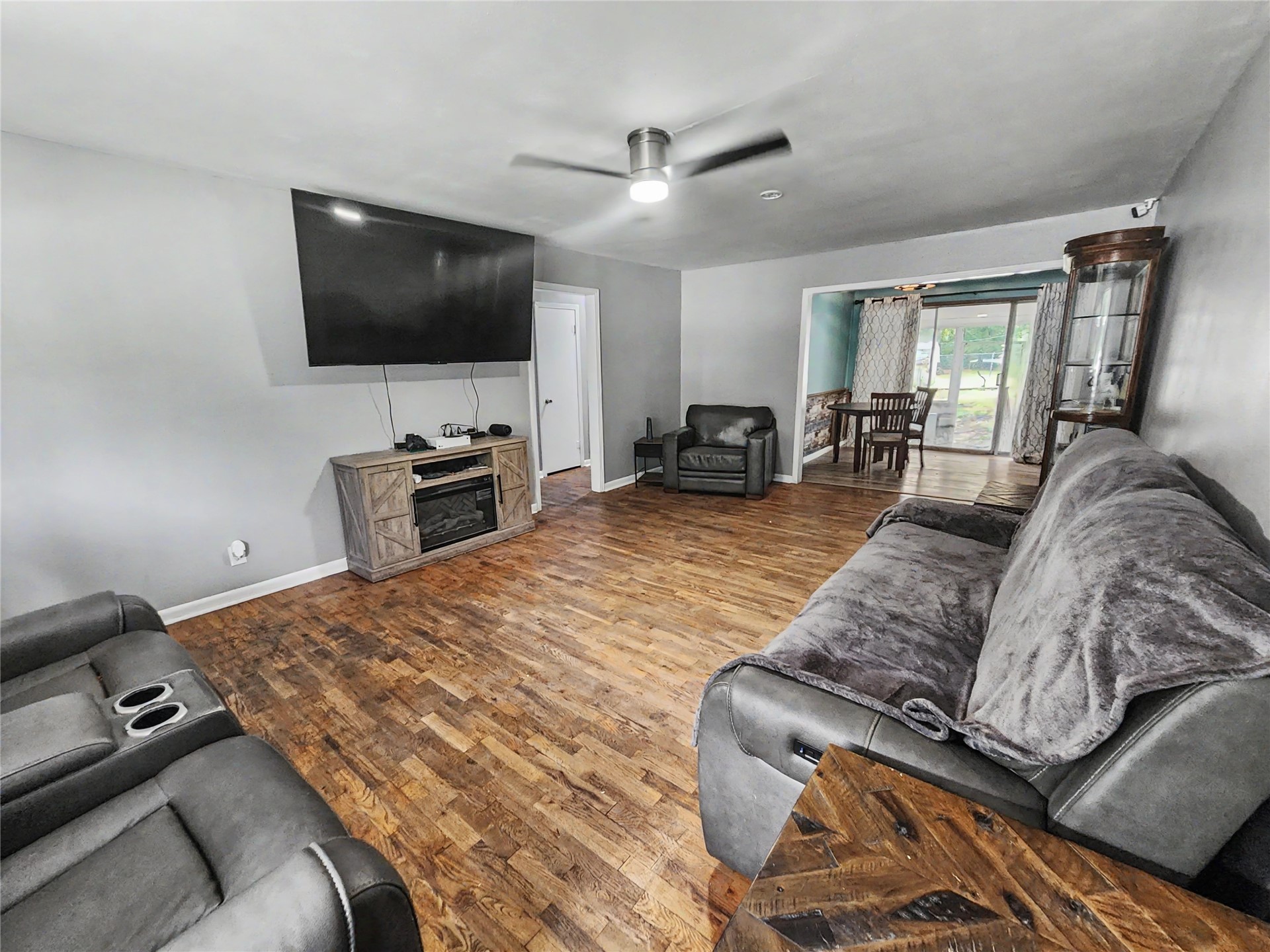 1100 S State Avenue Property Photo 9