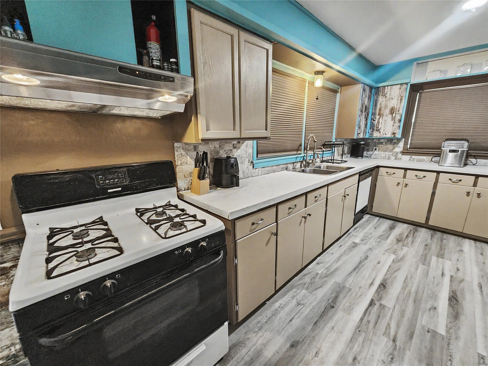 1100 S State Avenue Property Photo 23