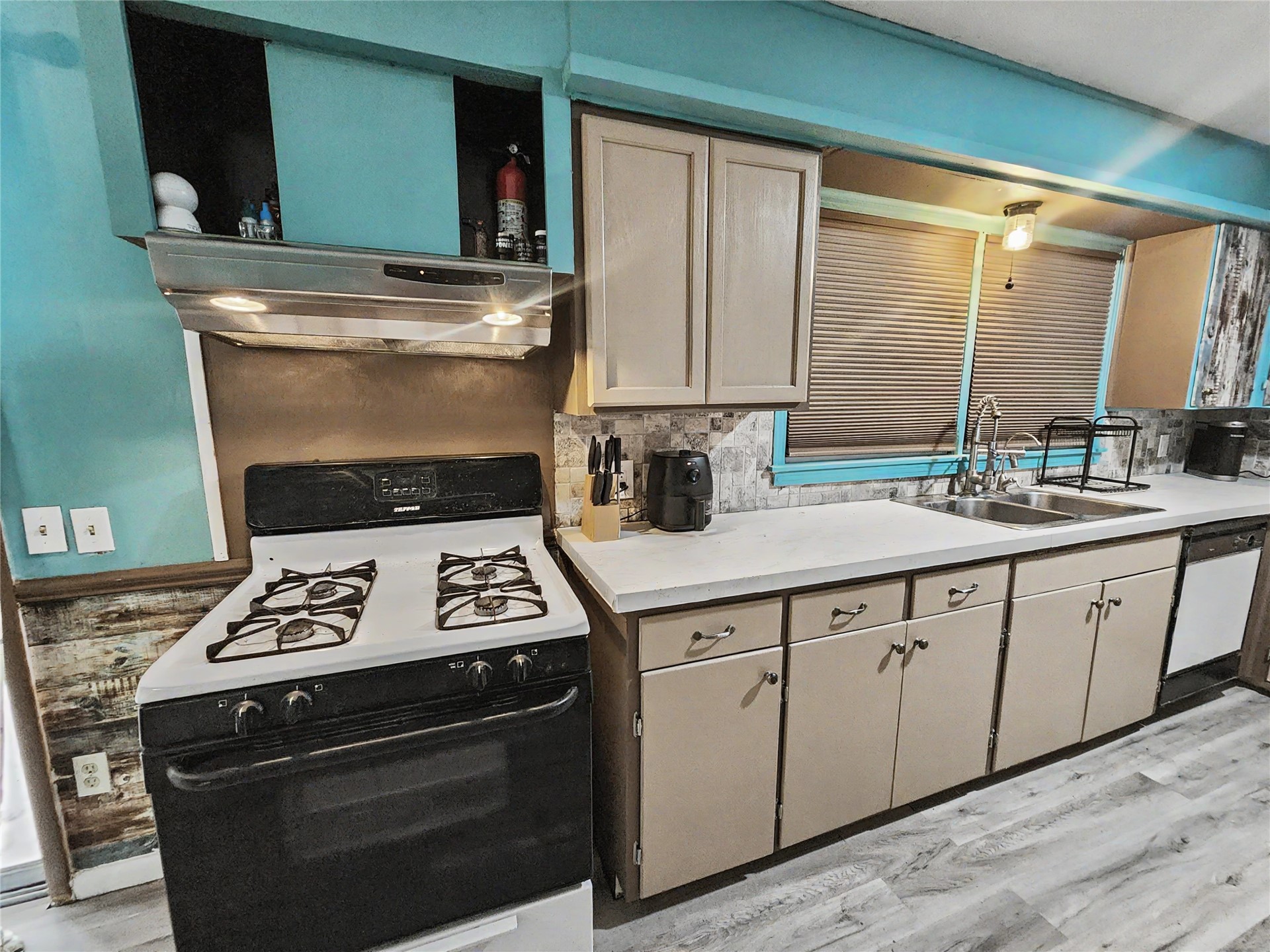 1100 S State Avenue Property Photo 24