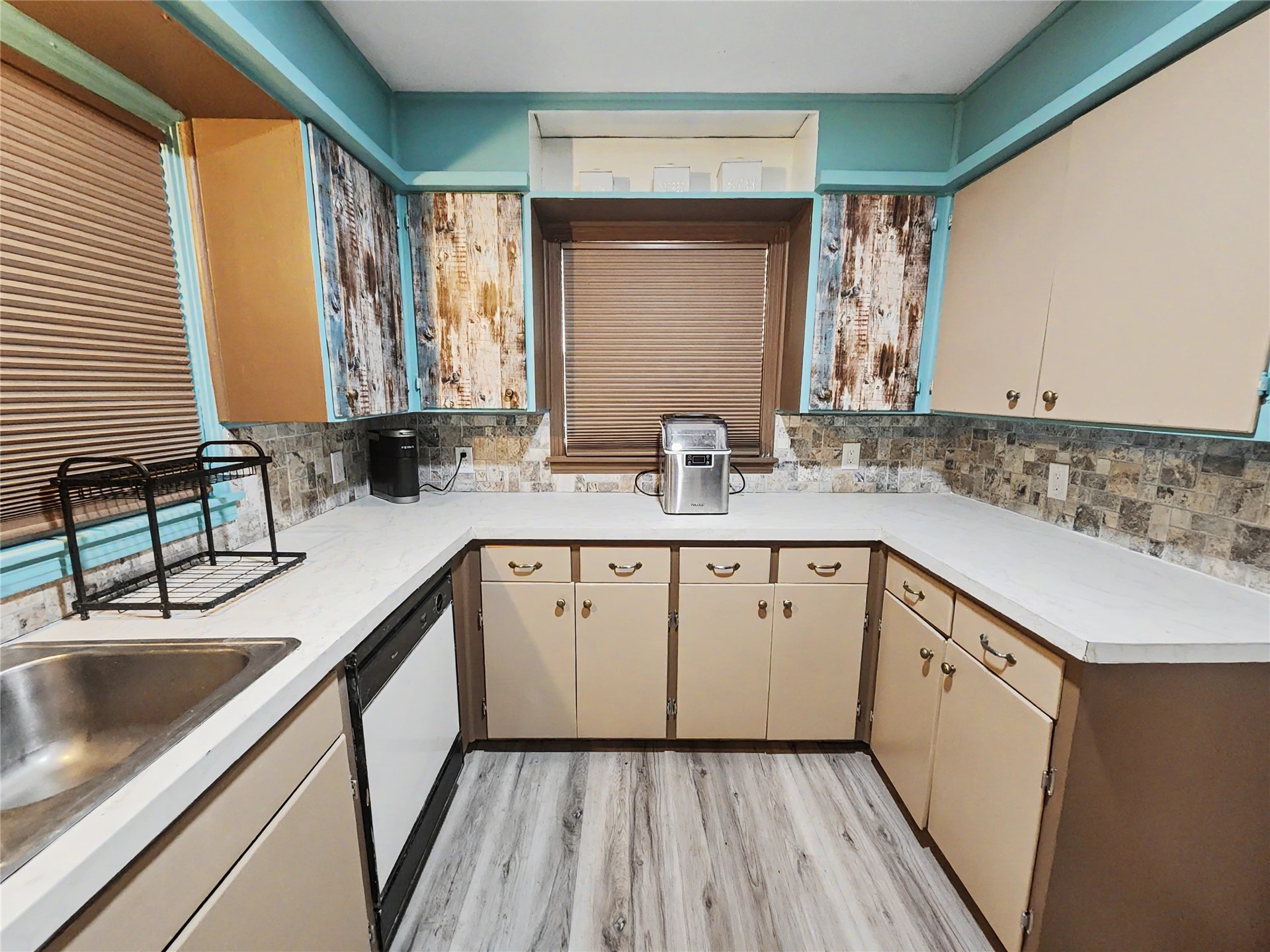 1100 S State Avenue Property Photo 28
