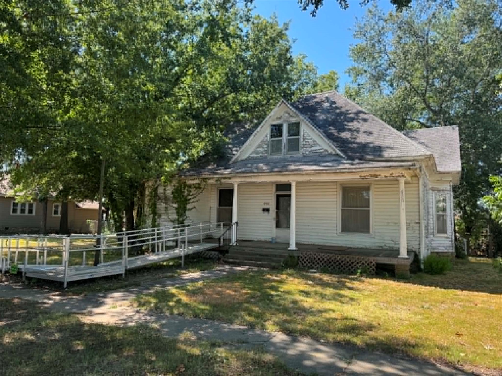 402 E Cherokee Avenue Property Photo 3
