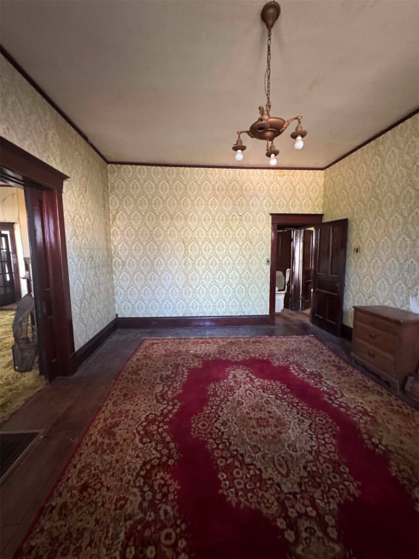402 E Cherokee Avenue Property Photo 6