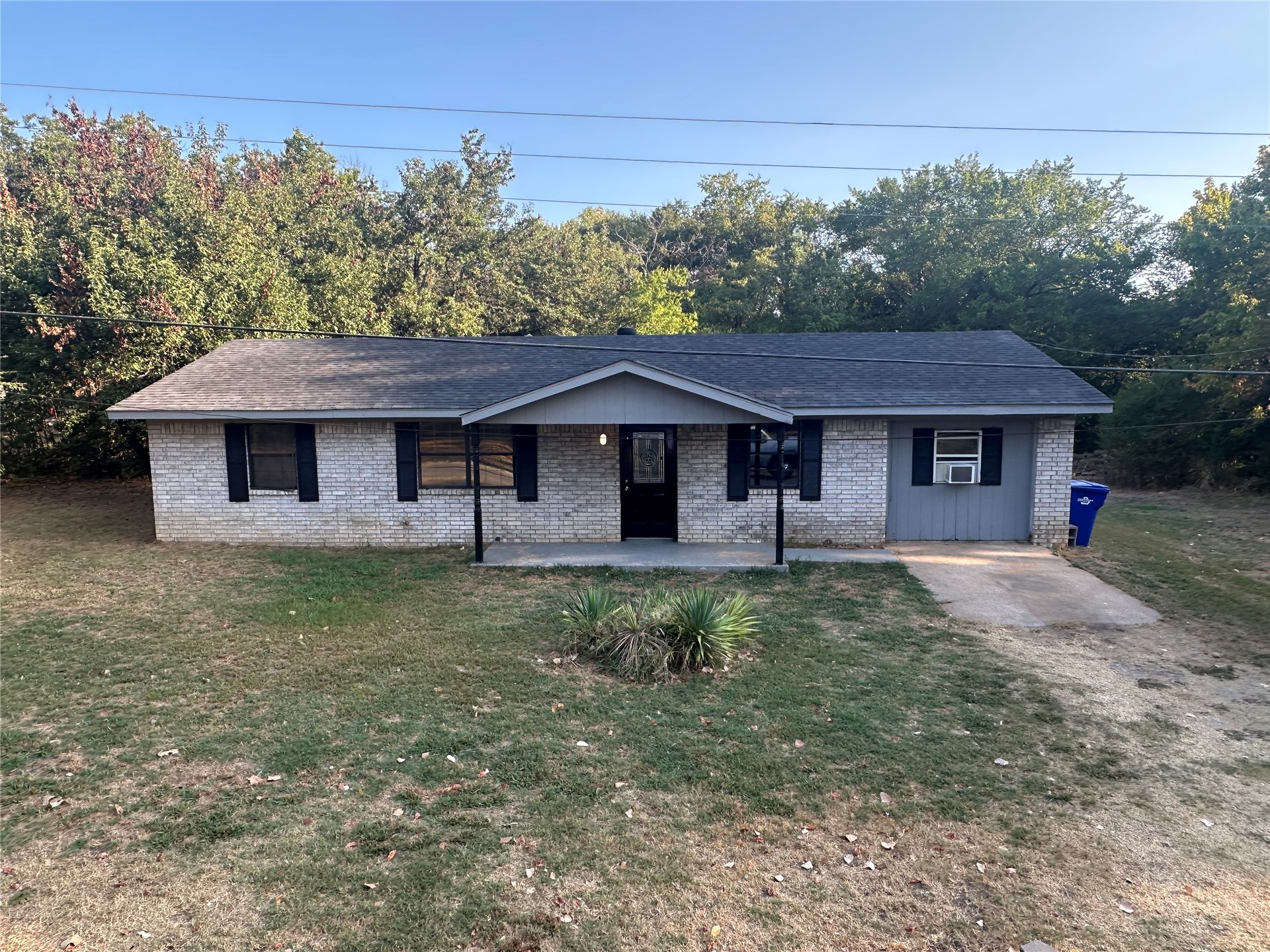 413 E Leecraft Property Photo 1
