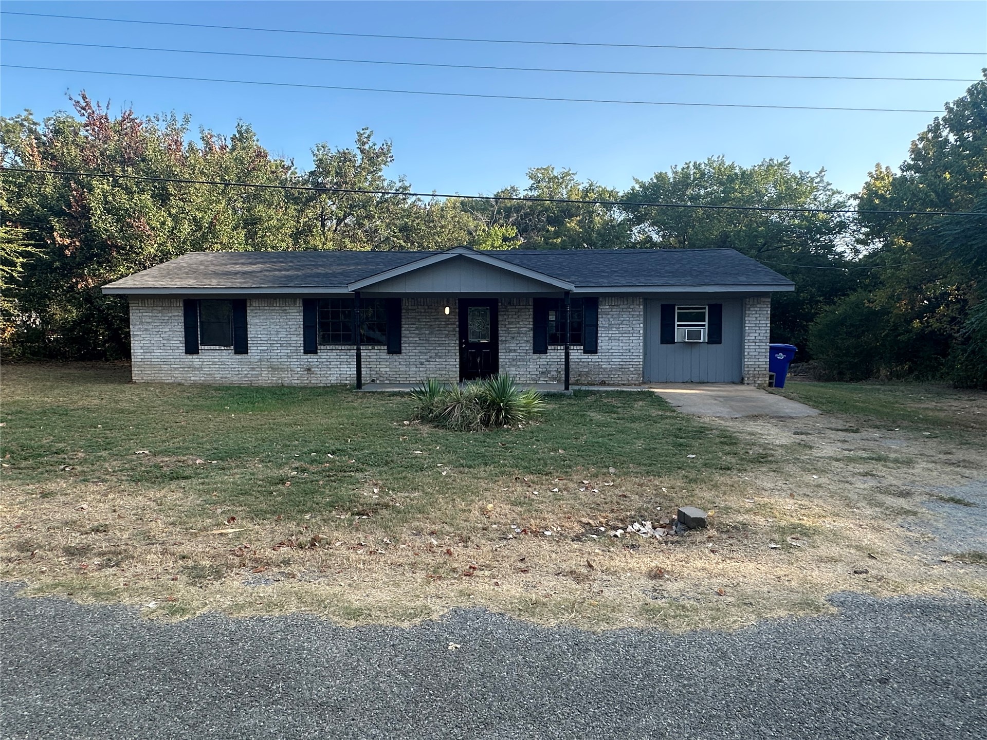 413 E Leecraft Property Photo 2