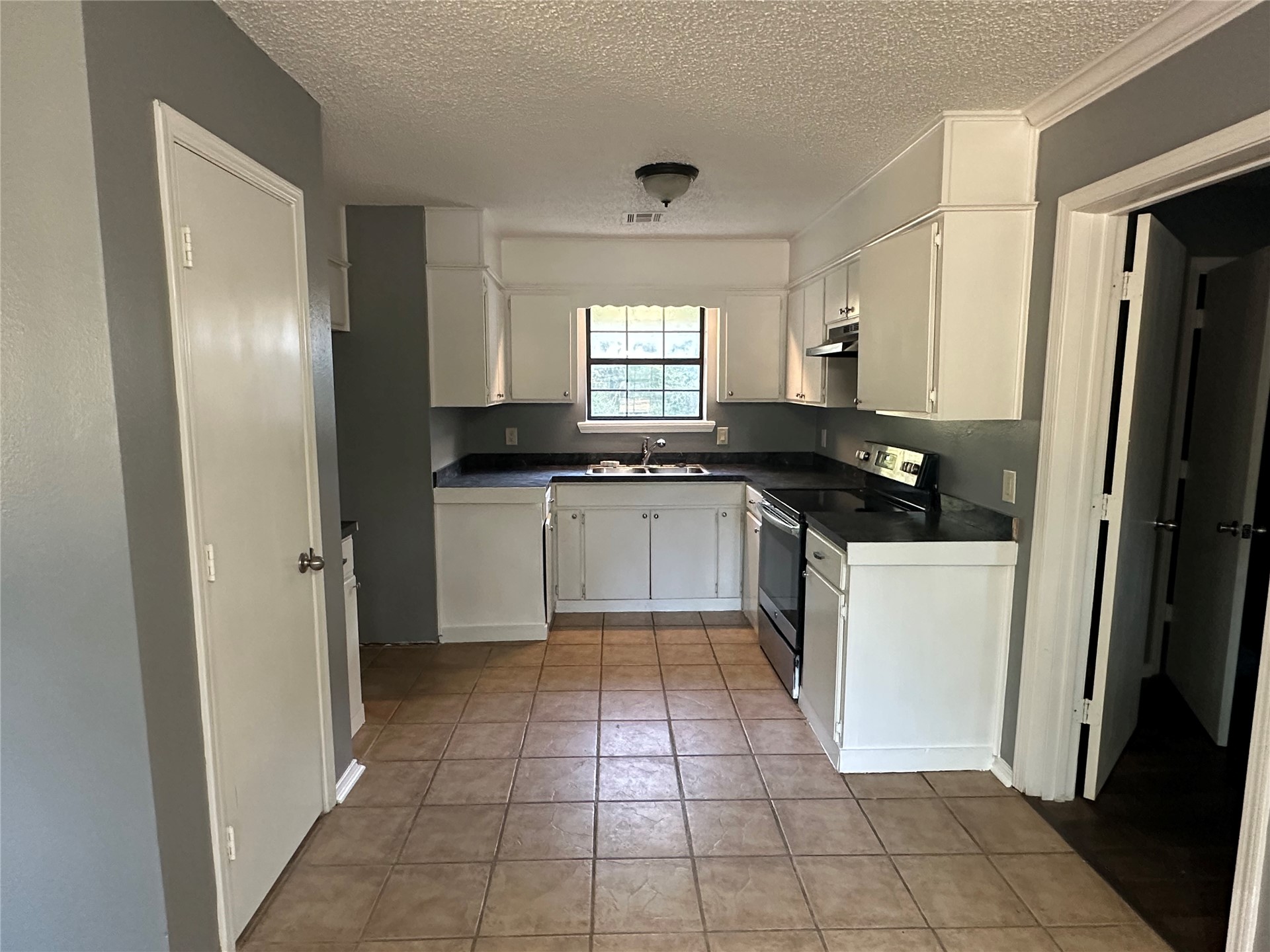 413 E Leecraft Property Photo 8