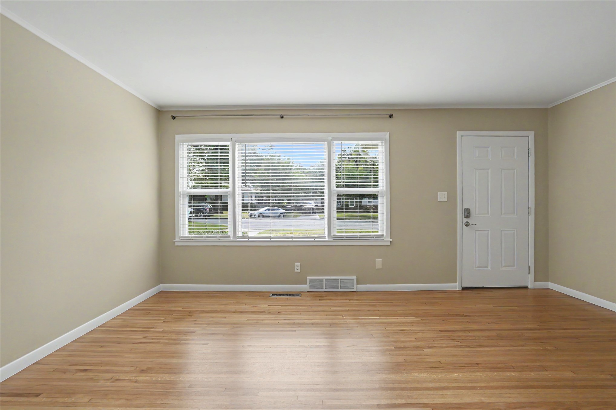 2832 S Richmond Avenue Property Photo 6
