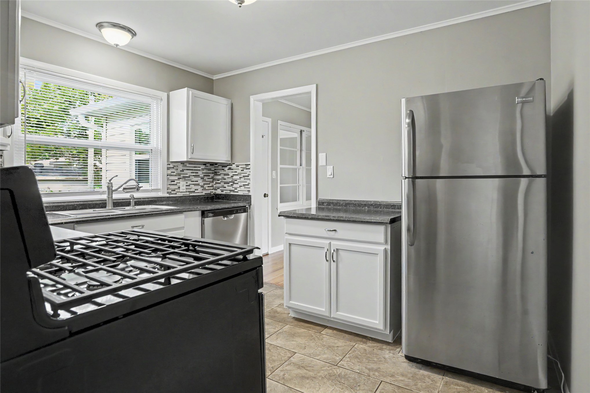 2832 S Richmond Avenue Property Photo 9