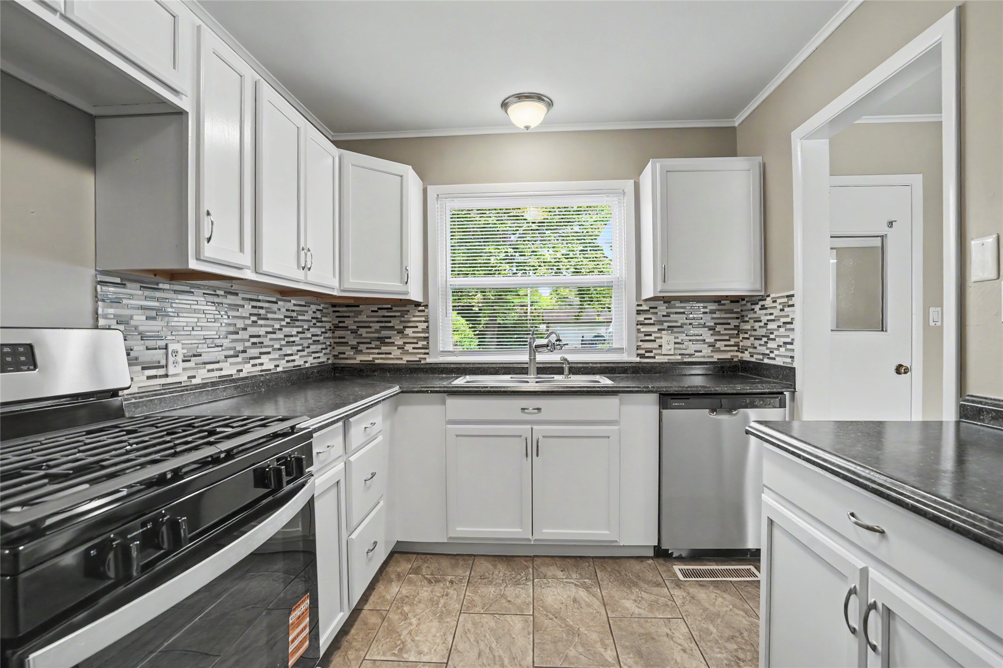 2832 S Richmond Avenue Property Photo 10